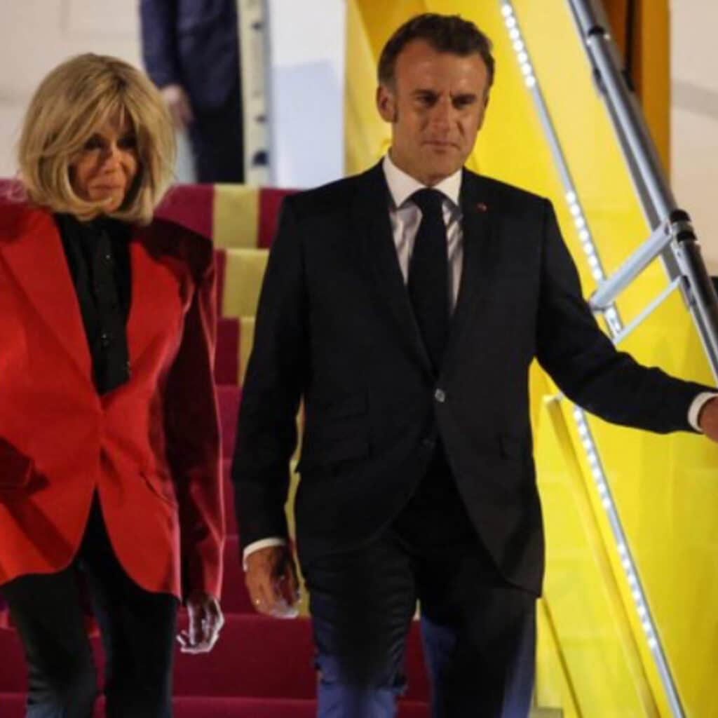 Emmanuel Macron giflé par Brigitte : un témoin présent dans l'avion raconte ce qu'il s'est passé