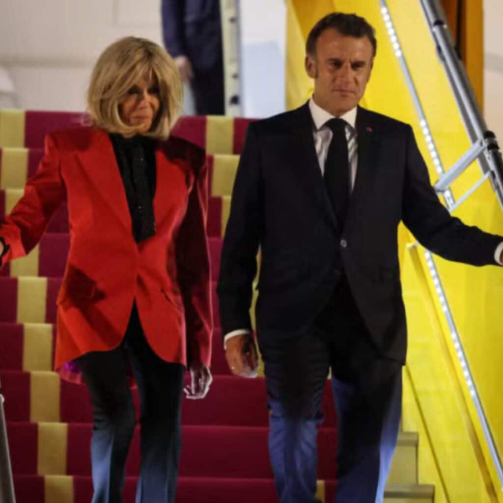 Emmanuel Macron giflé : ce que lui aurait dit Brigitte Macron en descendant de l'avion au Vietnam selon un expert