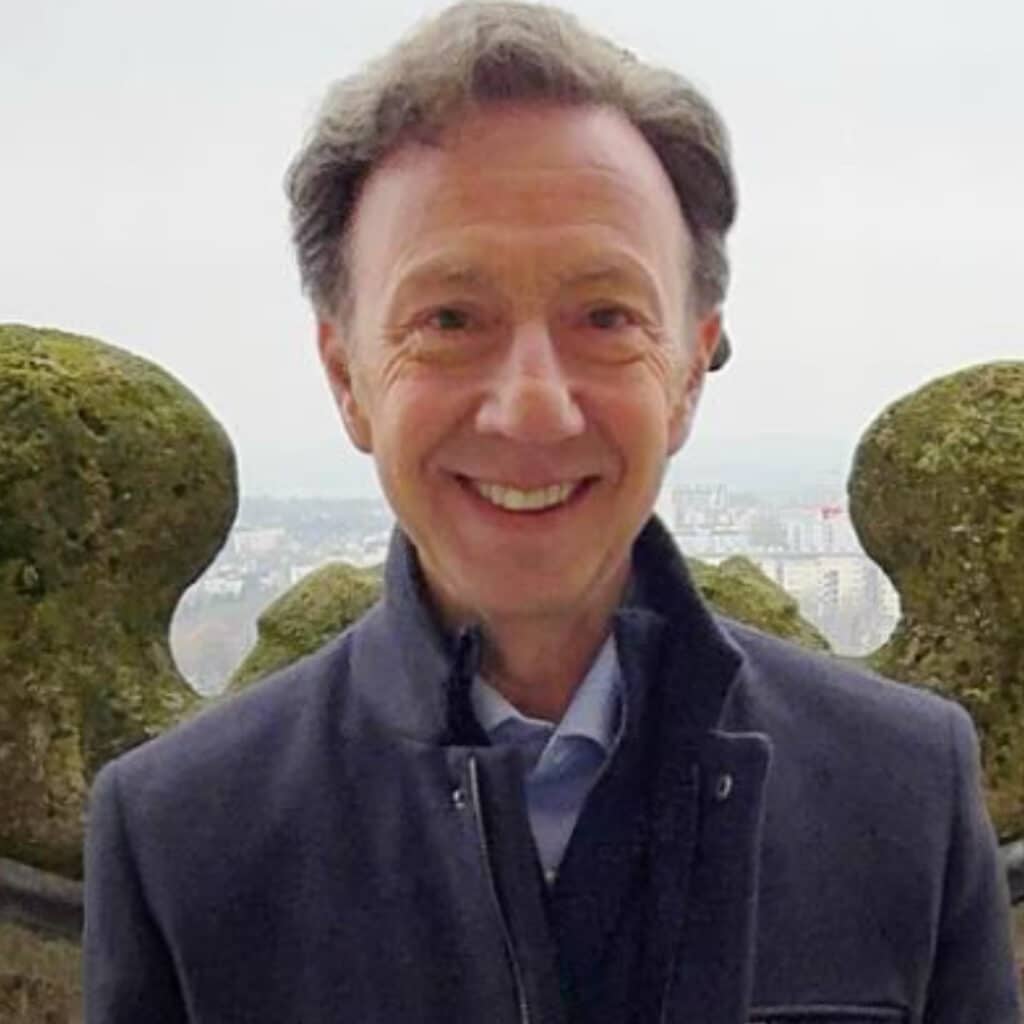 Stéphane Bern explique pourquoi il est obligé de présenter autant d'émissions à la télé