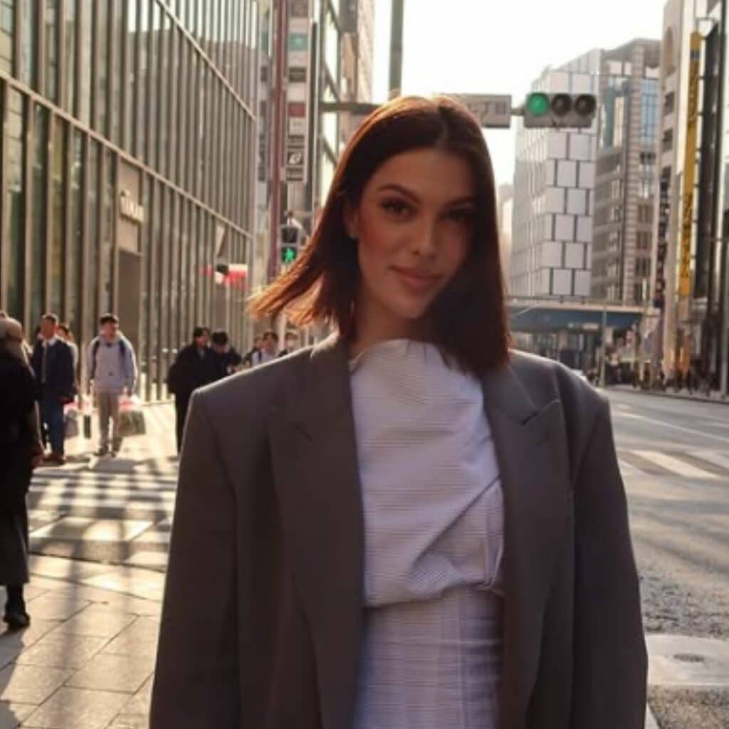 Iris Mittenaere : critiquée par une internaute, elle s’agace et ne se laisse pas faire