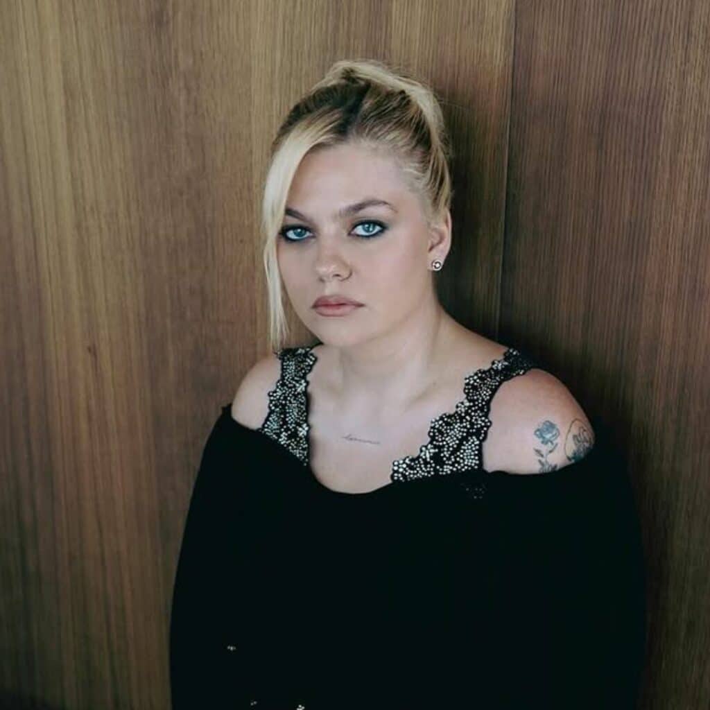 Louane : la chanteuse confie souffrir d’un trouble handicapant au quotidien