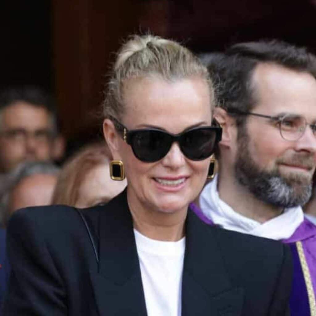 Laeticia Hallyday apporte une gerbe spéciale pour la cérémonie des obsèques de Phillipe Labro