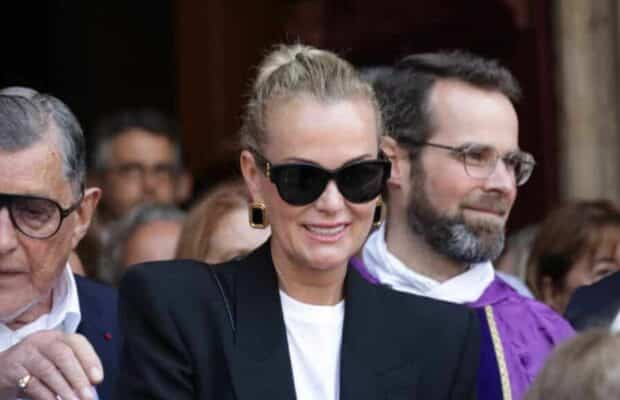 Laeticia Hallyday apporte une gerbe spéciale pour la cérémonie des obsèques de Phillipe Labro