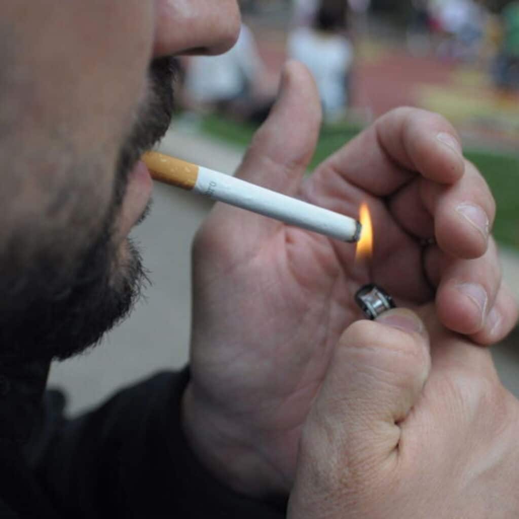 Tabac : à partir de ce dimanche, interdiction de fumer à la plage, au parc ou sous un abribus