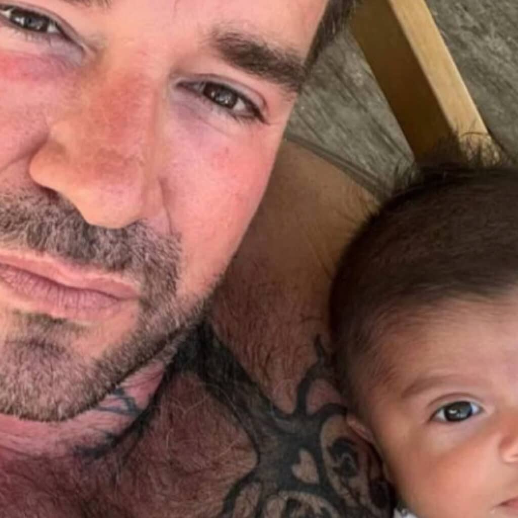 Mathieu (L'amour est dans le pré) : il emmène son fils d'un an en soirée, les images alertent les internautes
