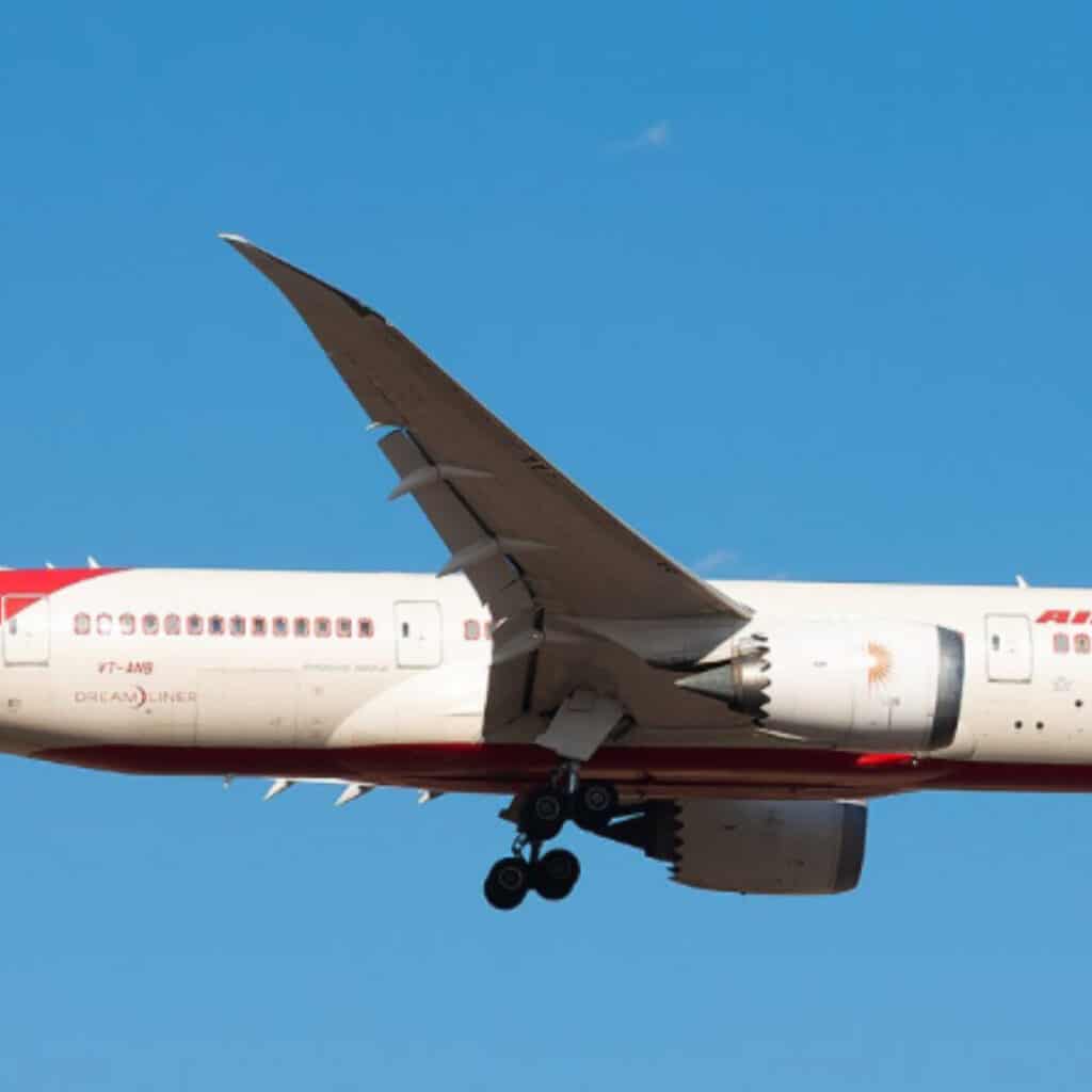 Crash aérien en Inde : 242 passagers à bord, les autorités annoncent un survivant