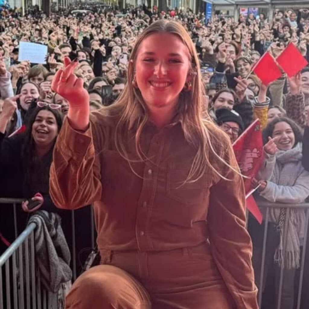 Héléna rejoint son acolyte Pierre Garnier dans la troupe des Enfoirés