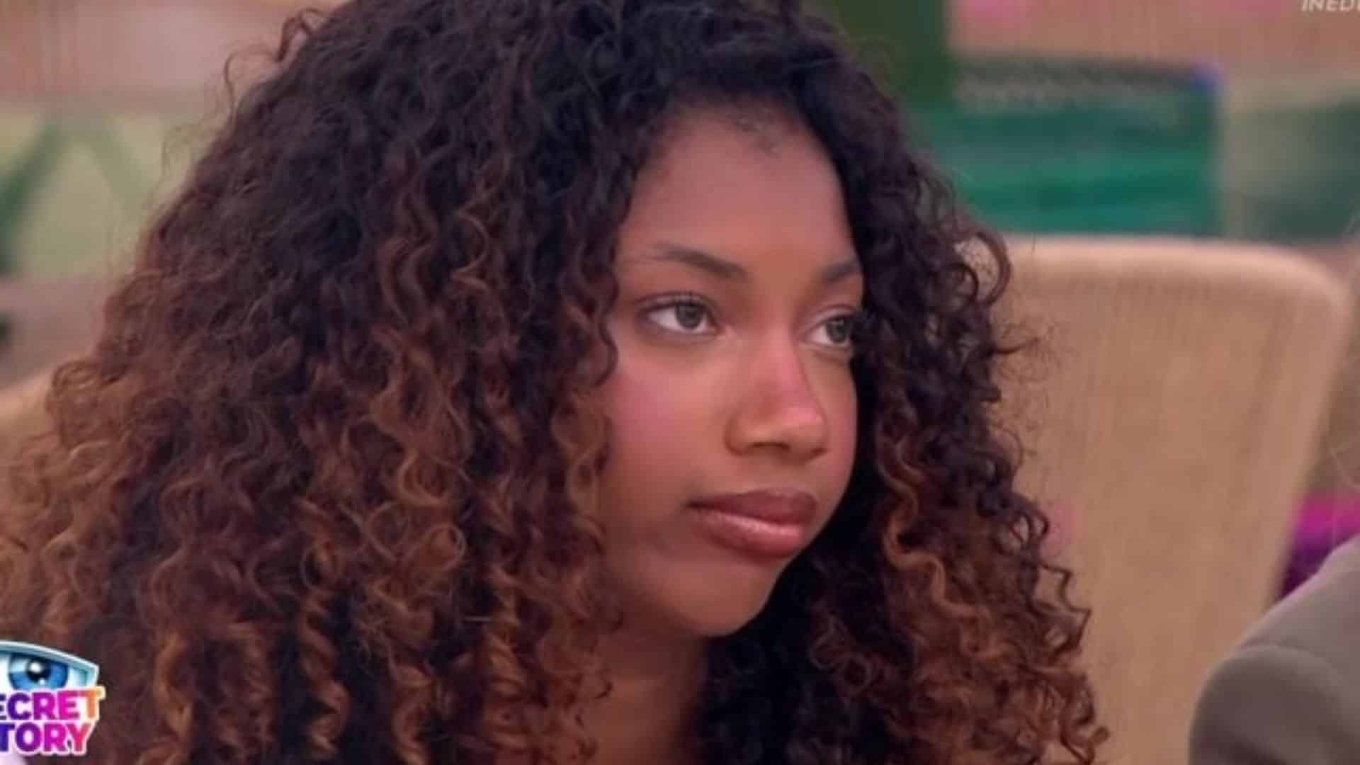 Anita (Secret Story) : elle laisse filer un indice sur son secret, les internautes voient rouge