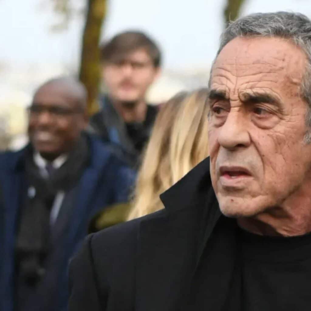 Thierry Ardisson : photographié en costume dans son cercueil