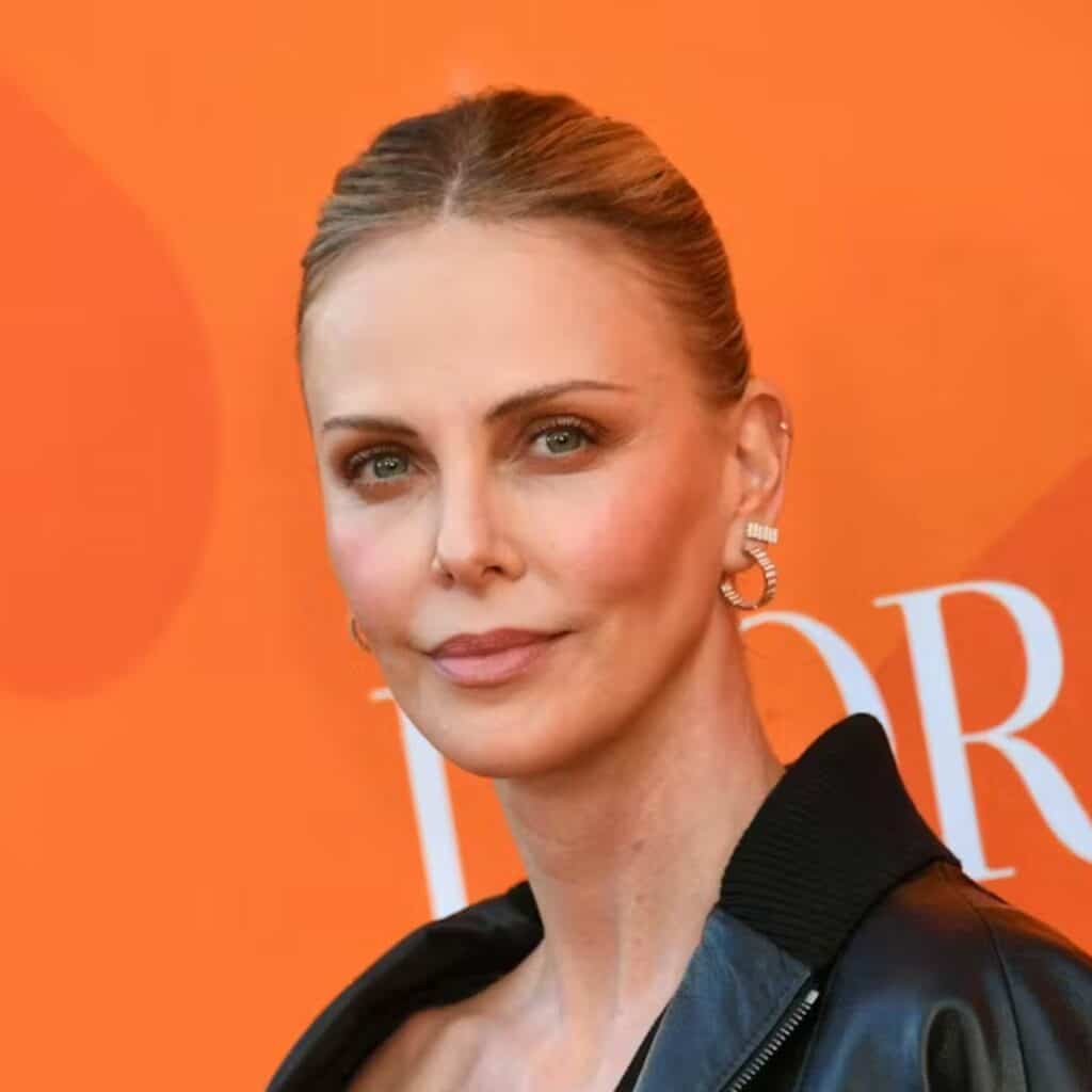 "C’était vraiment incroyable", raconte Charlize Theron sur son aventure d’un soir avec un homme de 26 ans
