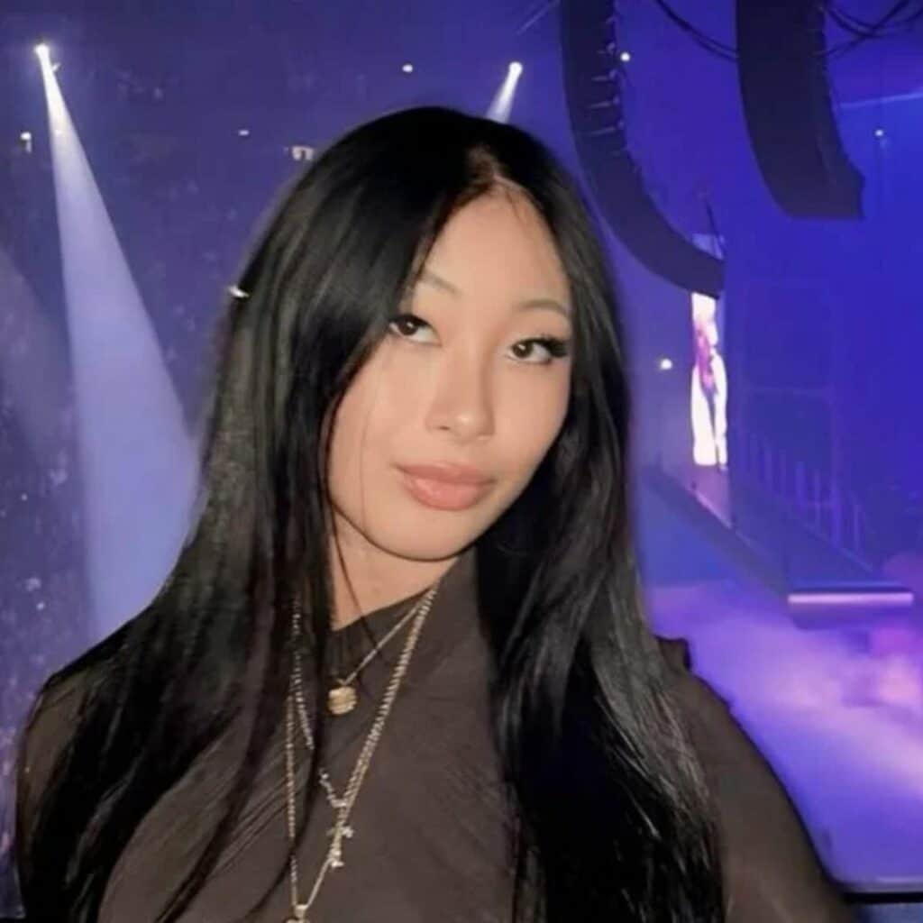 Jade Hallyday : elle pose en bikini rouge et ça ne plaît pas à de nombreux internautes