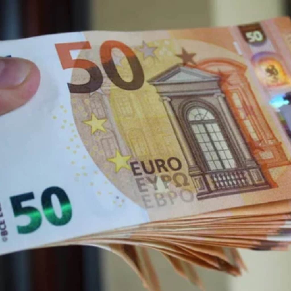 Un homme soutire 220 000 € à sa compagne : il lui faisait croire qu'il pouvait multiplier les billets de 50 € en les faisant bouillir