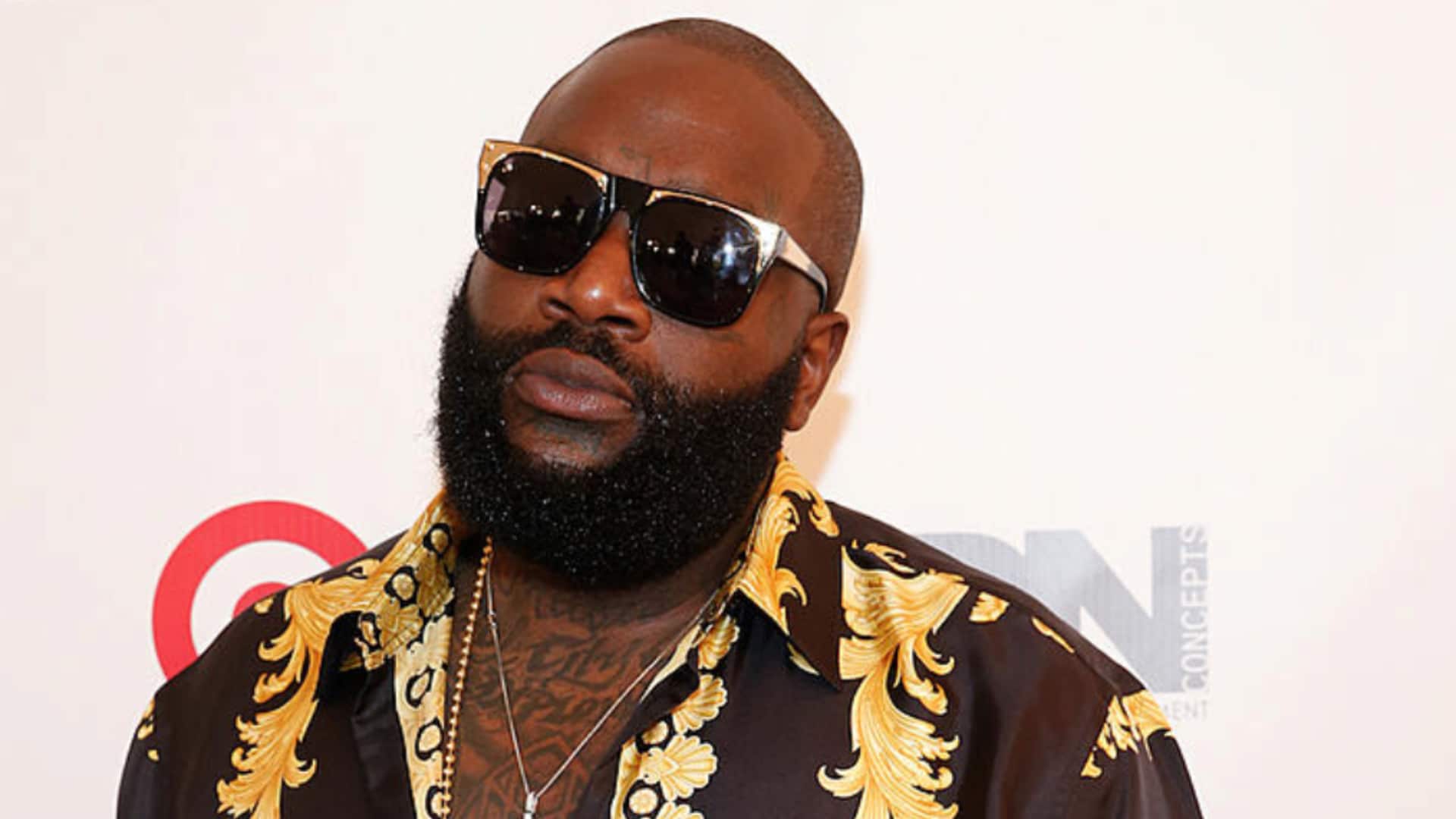 Rick Ross : le rappeur surpris dans une situation ambigüe sur un yacht avec un autre homme