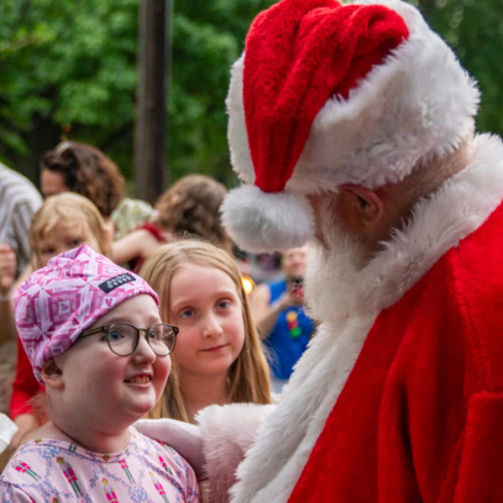Atteinte d'un cancer en phase terminale à 9 ans, une petite fille célèbre Noël en juin grâce à ses voisins