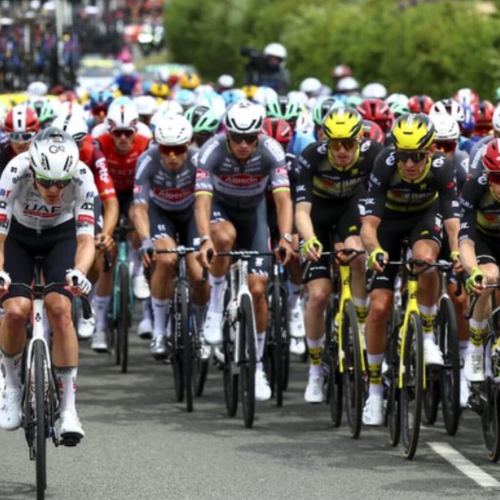 Tour de France : un homme avec un couteau fait irruption lors de l'étape Amiens-Rouen