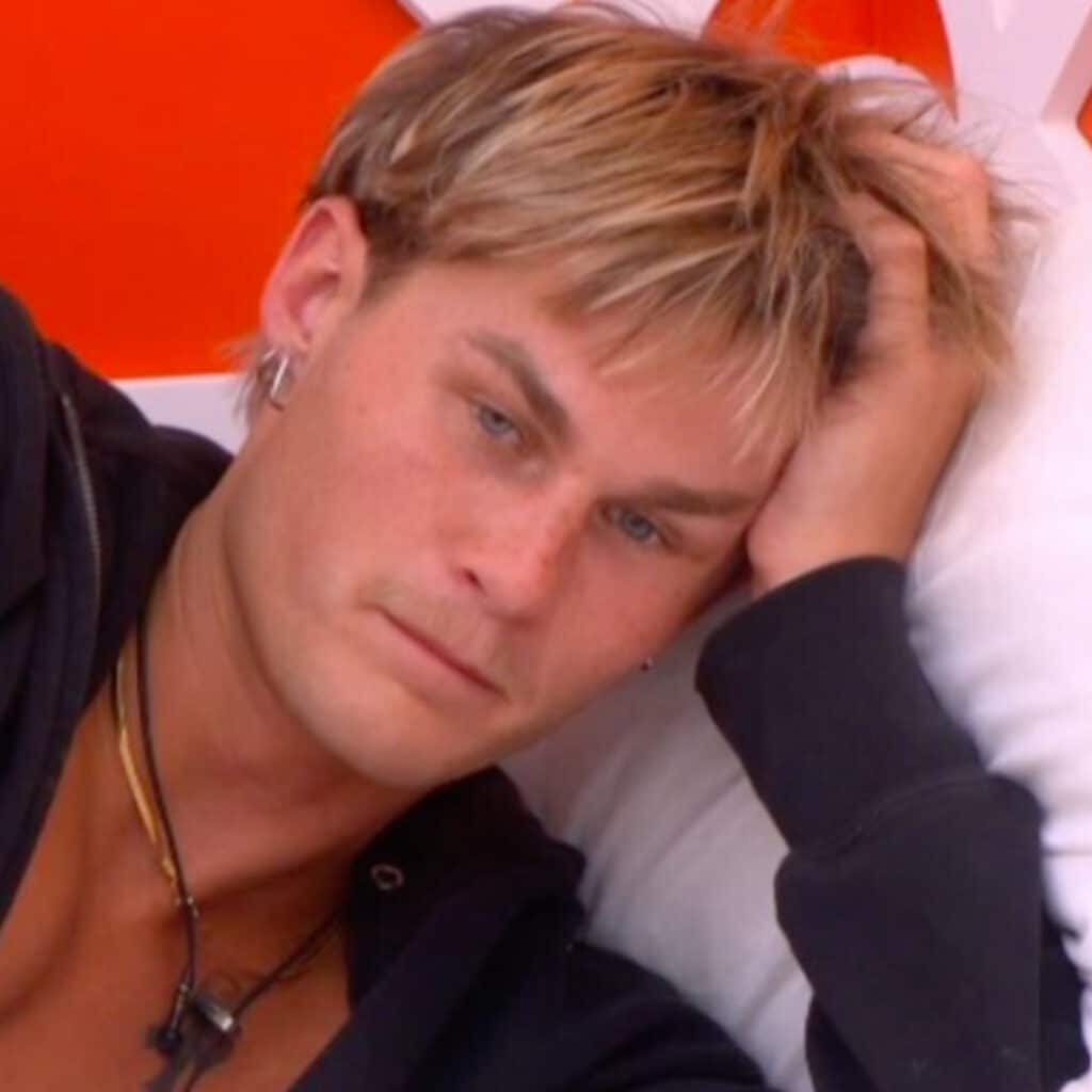 Secret Story : Adrien en larmes après sa ruture avec Pimprenelle, les internautes se moquent