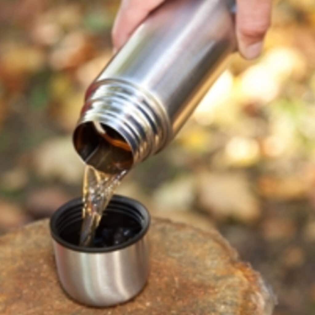Un homme utilise le même thermos durant une dizaine d'années et succombe à une intoxication au plomb