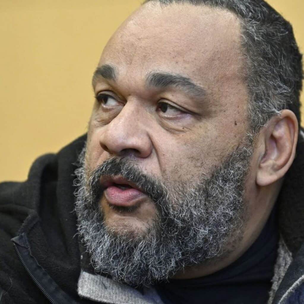 Dieudonné : l’humoriste controversé a été interpellé sur scène par les gendarmes