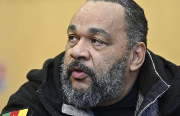 Dieudonné : l’humoriste controversé a été interpellé sur scène par les gendarmes