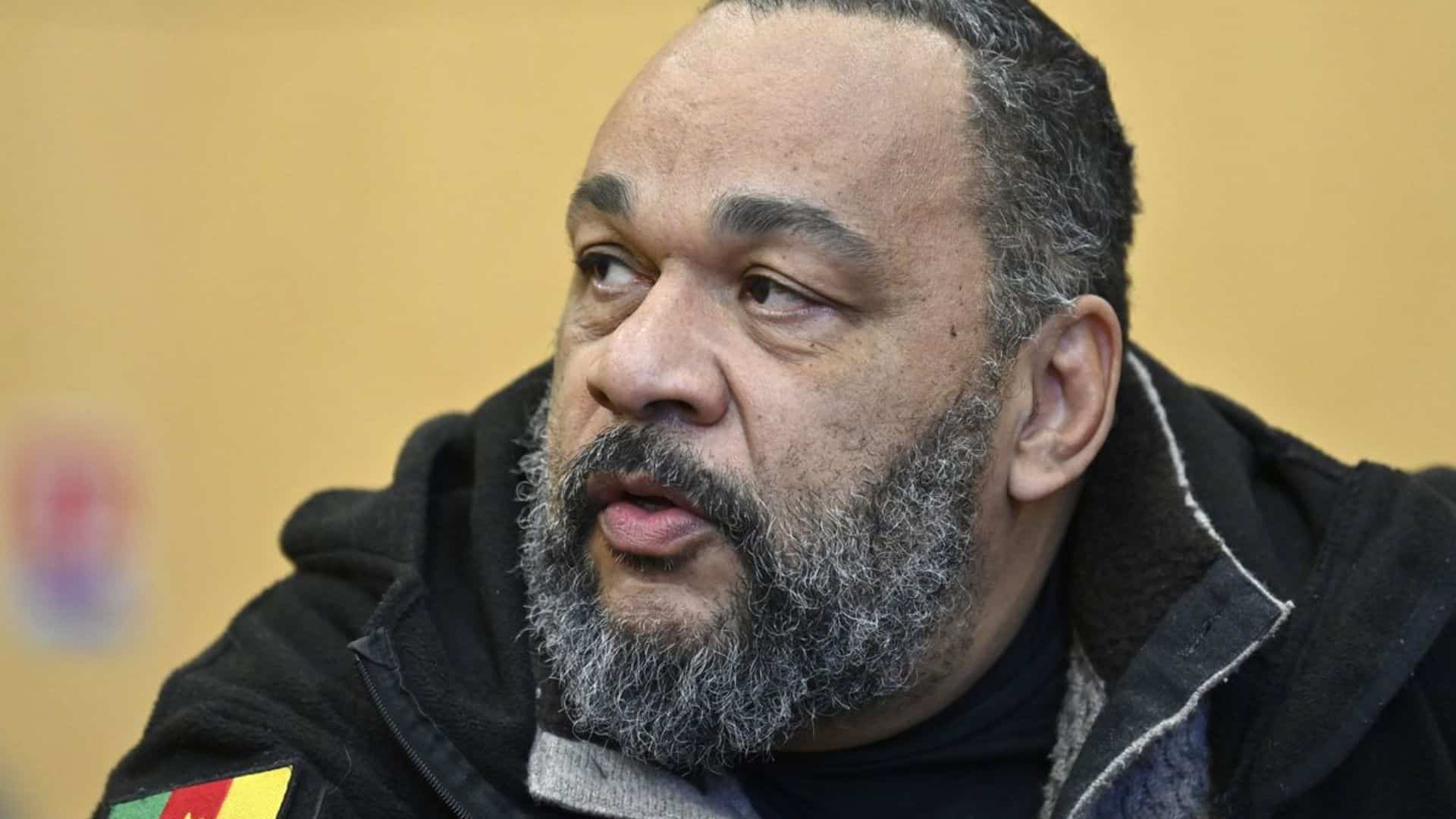 Dieudonné : l’humoriste controversé a été interpellé sur scène par les gendarmes