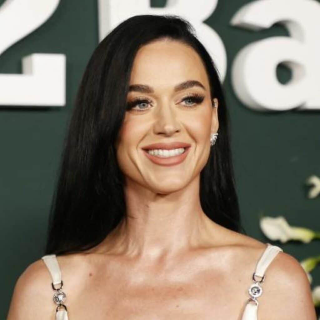 Katy Perry : elle échappe à une grosse chute en plein concert, les internautes inquiets