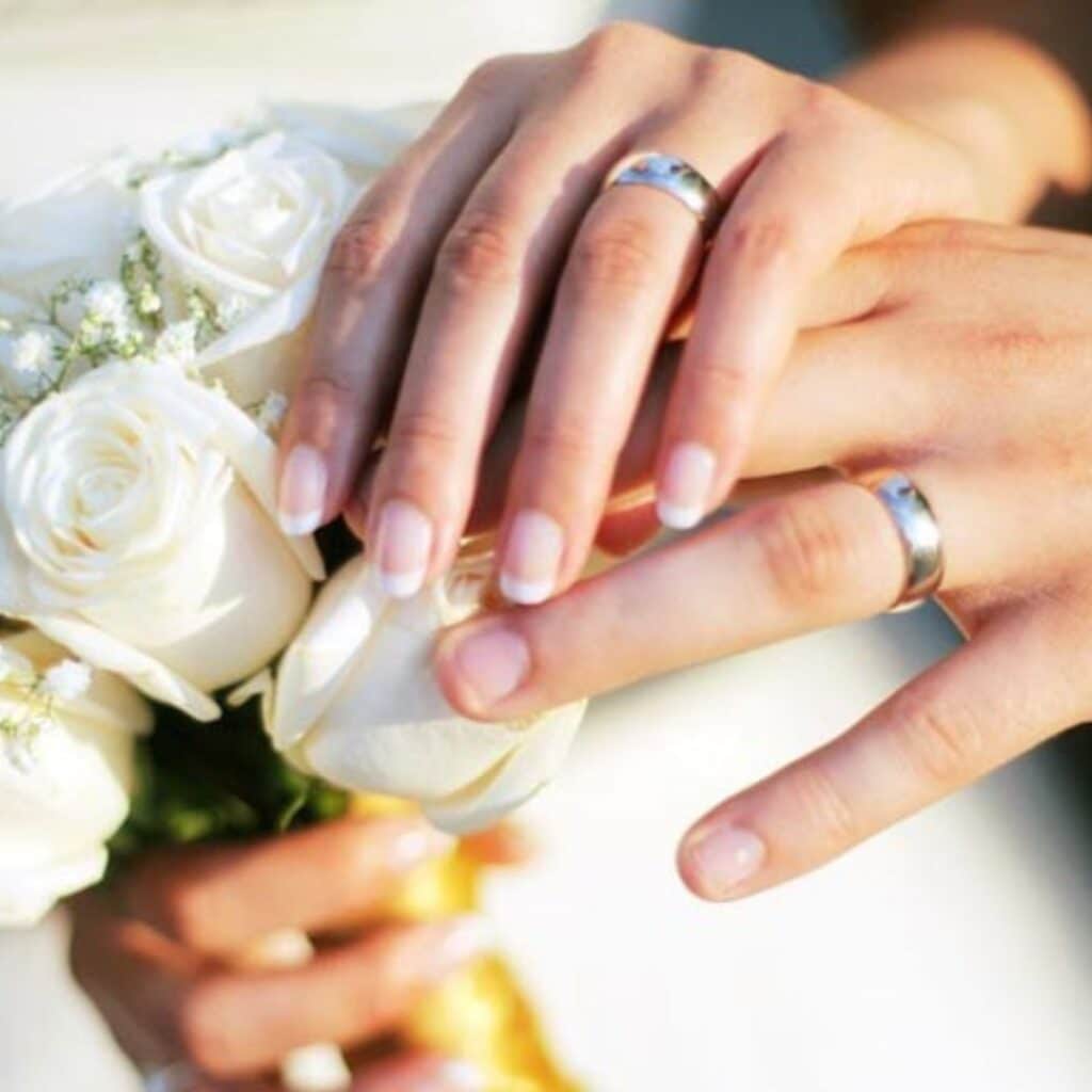 En plein mariage, un membre de la famille abat accidentellement le marié