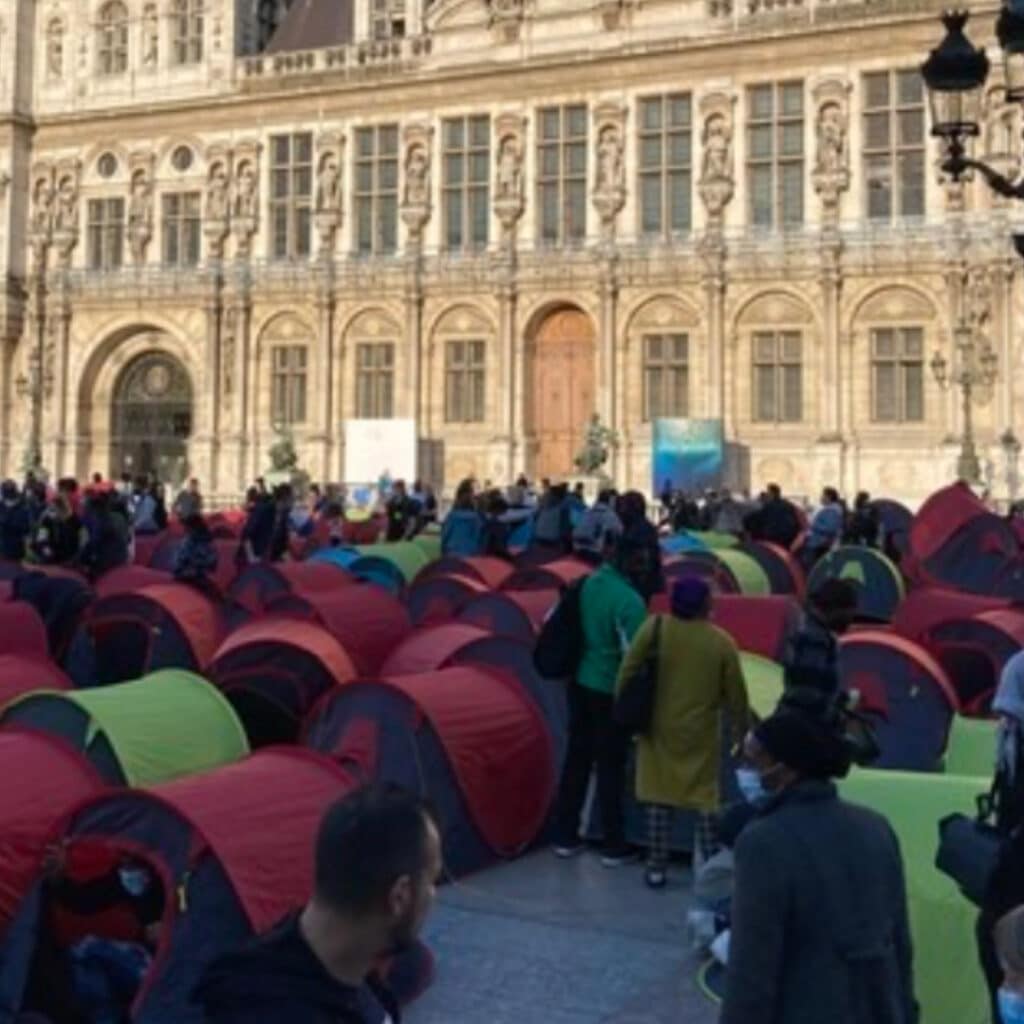 Paris : deux hommes urinent sur une femme sans-abri et ses enfants