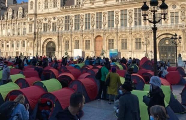 Paris : deux hommes urinent sur une femme sans-abri et ses enfants