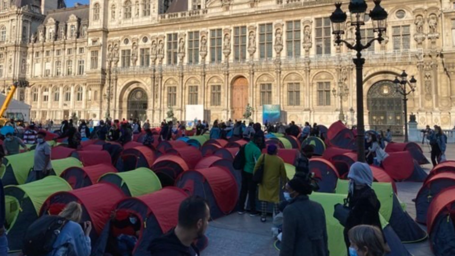 Paris : deux hommes urinent sur une femme sans-abri et ses enfants