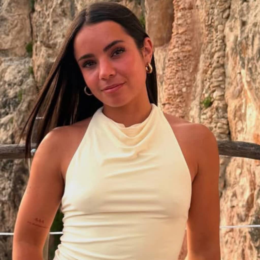 Lola Dumenil : la jeune femme aperçue en compagnie d’un candidat de Secret Story