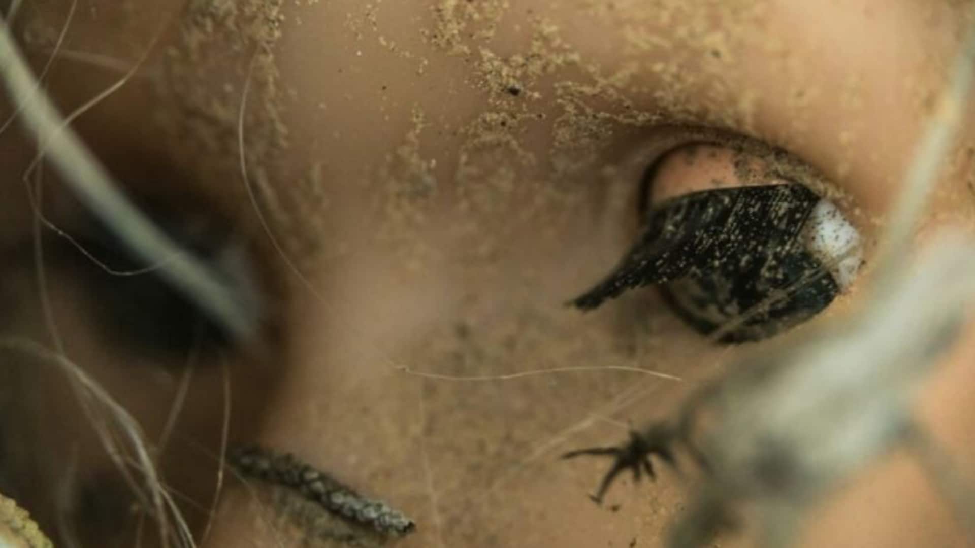 Il trouve une poupée oubliée dans un corbillard, il s'agit en réalité du corps d'une petite fille de 1 an