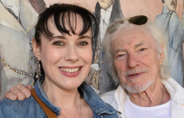 Hugues Aufray : à 95 ans et en couple avec une femme de 45 ans, il se confie sur leur vie intime