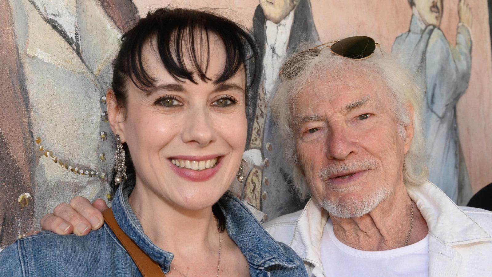 Hugues Aufray : à 95 ans et en couple avec une femme de 45 ans, il se confie sur leur vie intime
