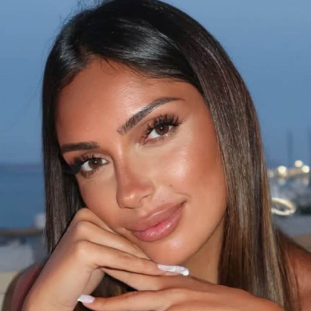 Clarysse : en couple avec un célèbre footballeur, elle officialise