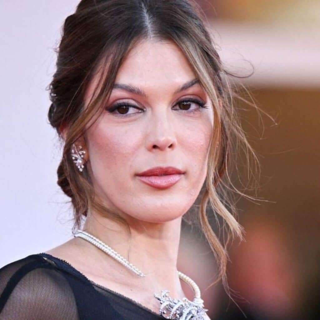 Iris Mittenaere : elle montre presque tout dans une tenue tout en transparence