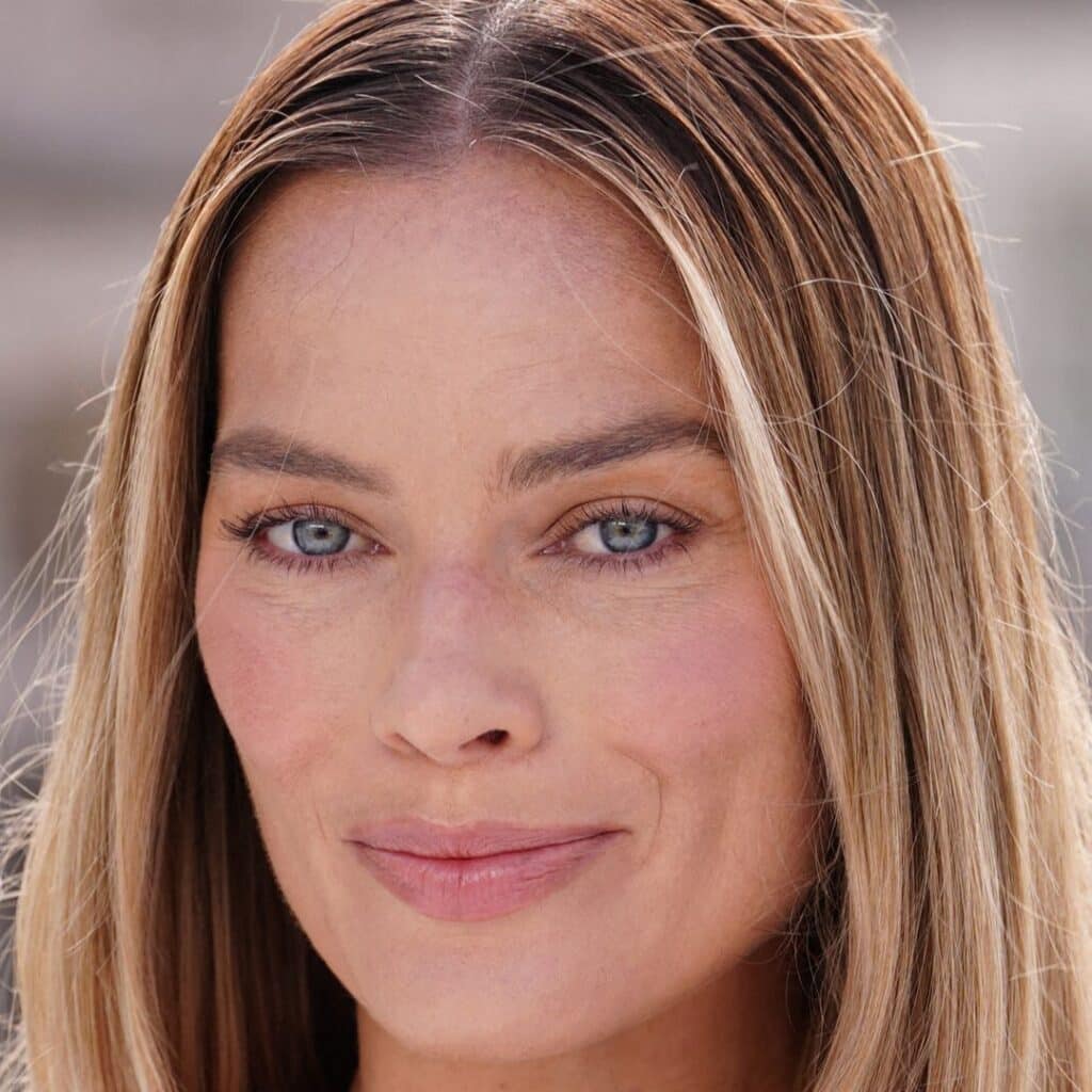 Margot Robbie : elle opte pour une robe fendue particulièrement risquée et frôle l’incident