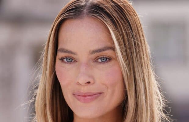 Margot Robbie : elle opte pour une robe fendue particulièrement risquée et frôle l’incident