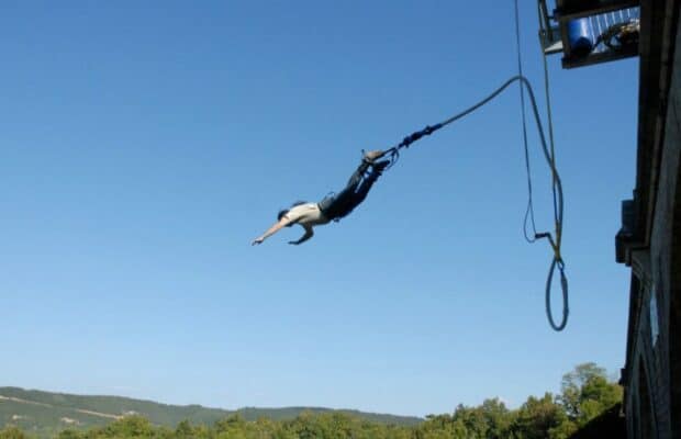 Russie : après son saut à l'élastique, elle retourne en haut pour un selfie et tombe dans le vide