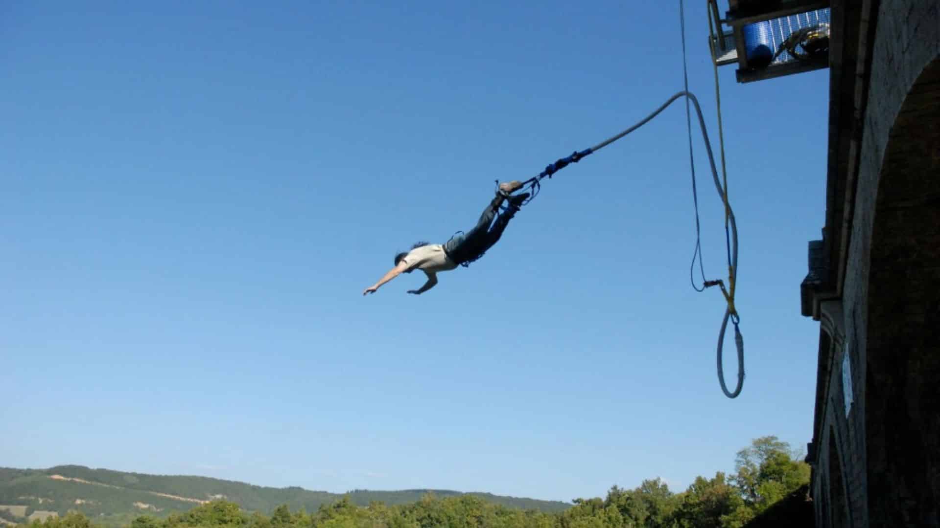 Russie : après son saut à l'élastique, elle retourne en haut pour un selfie et tombe dans le vide