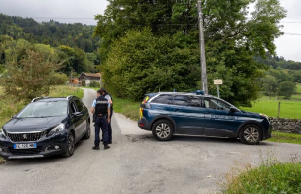 Haute-Savoie : le corps d'une septuagénaire retrouvé dans un sac au bord d'une route