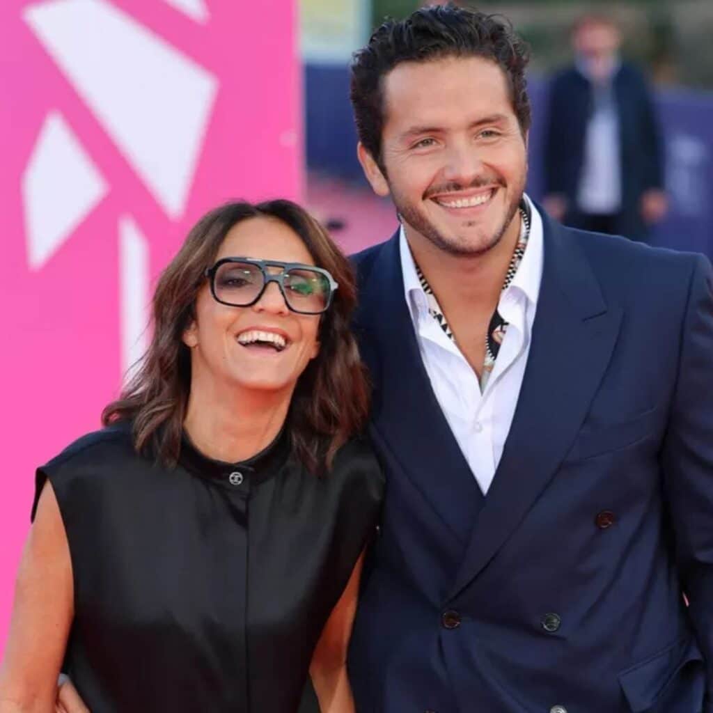 Florence Foresti s'affiche main dans la main avec Alexandre Kominek, le couple s'embrasse tendrement sur le tapis rouge