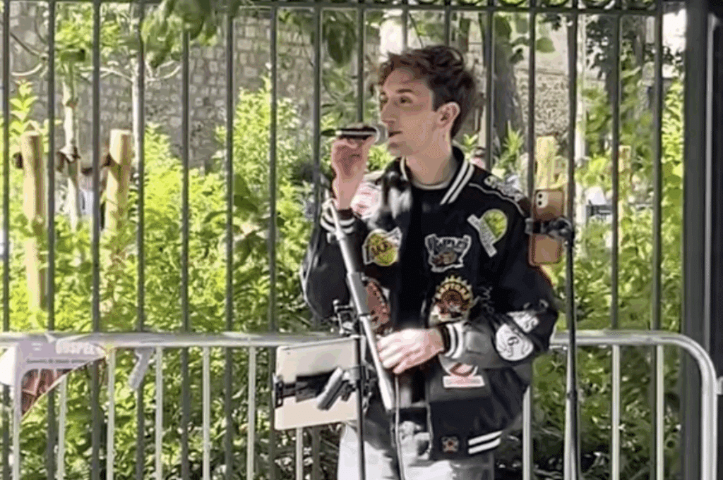 Victor (Star Academy) arrondie ses fins de mois dans la rue.
