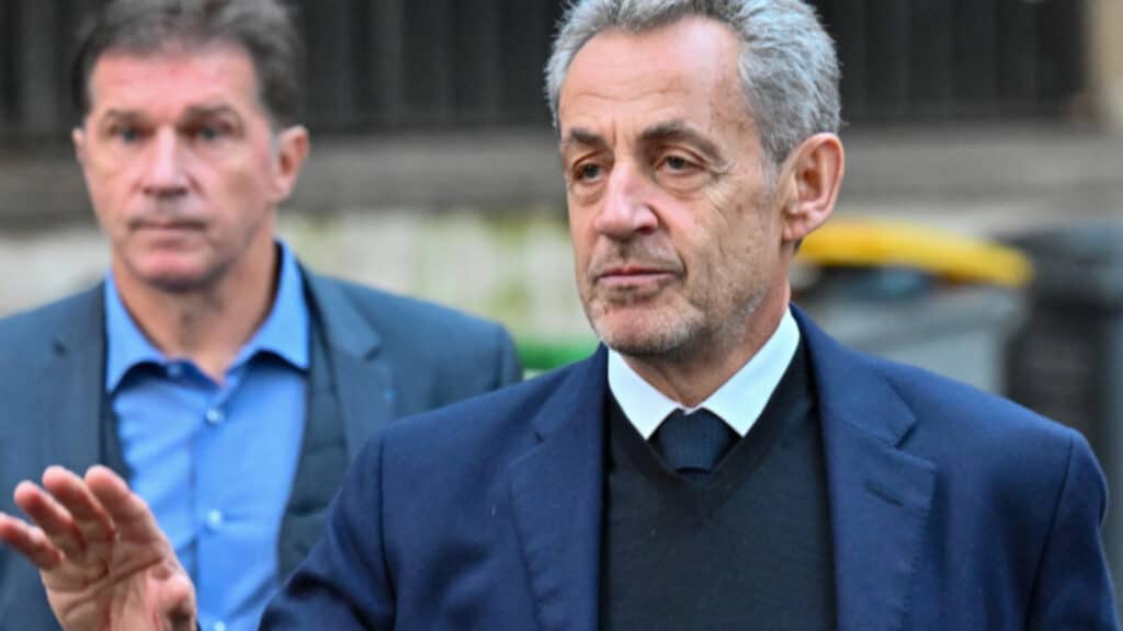 Carla Bruni : elle montre un cliché explicite en soutien à son mari Nicolas Sarkozy, actuellement en prison