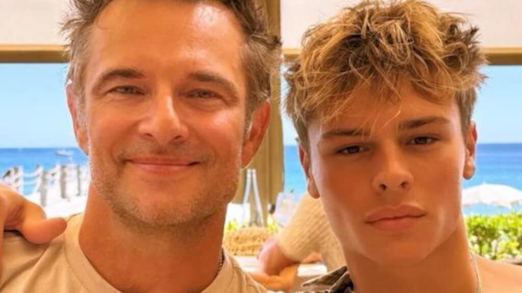 David Hallyday : il pose avec son fils à Paris, sa ressemblance avec Johnny est frappante