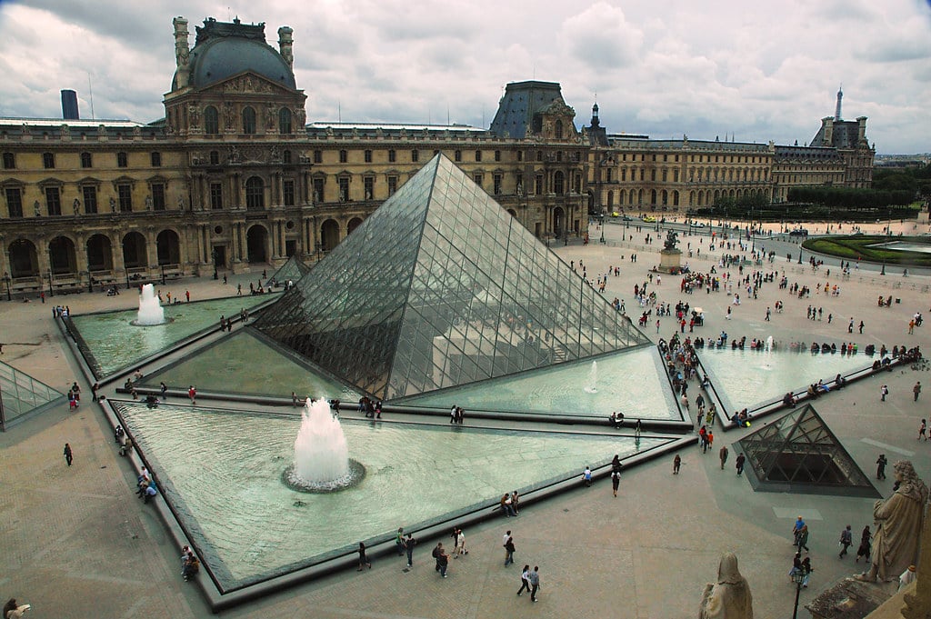 Cambriolage au Louvre : le propriétaire de la nacelle volée a été auditionné