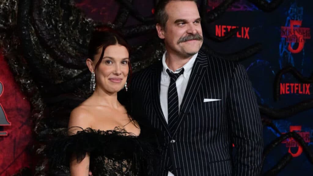 Millie Bobby Brown et David Harbour s'affichent ensemble sur l'avant-première de Stranger Things