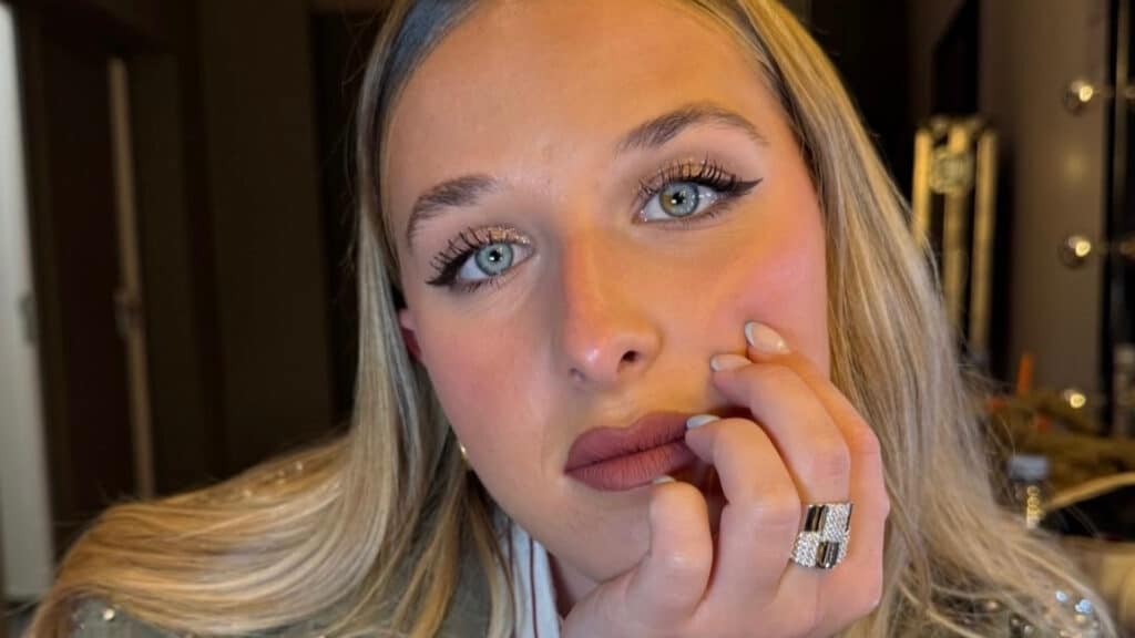 Héléna Bailly (NRJ Music Awards) : la chanteuse met un vent à Ahmed Sylla en récupérant son prix