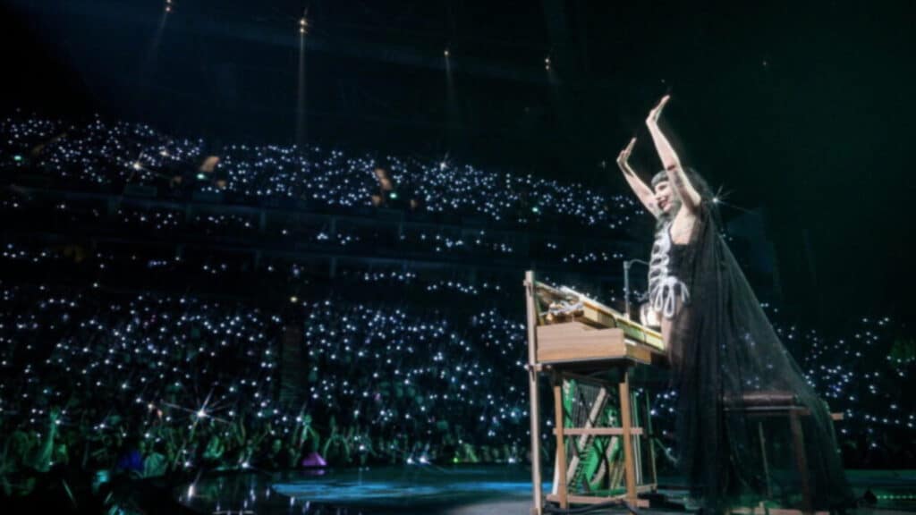 Lady Gaga : en concert à Lyon, elle rend hommage aux victimes du 13 novembre