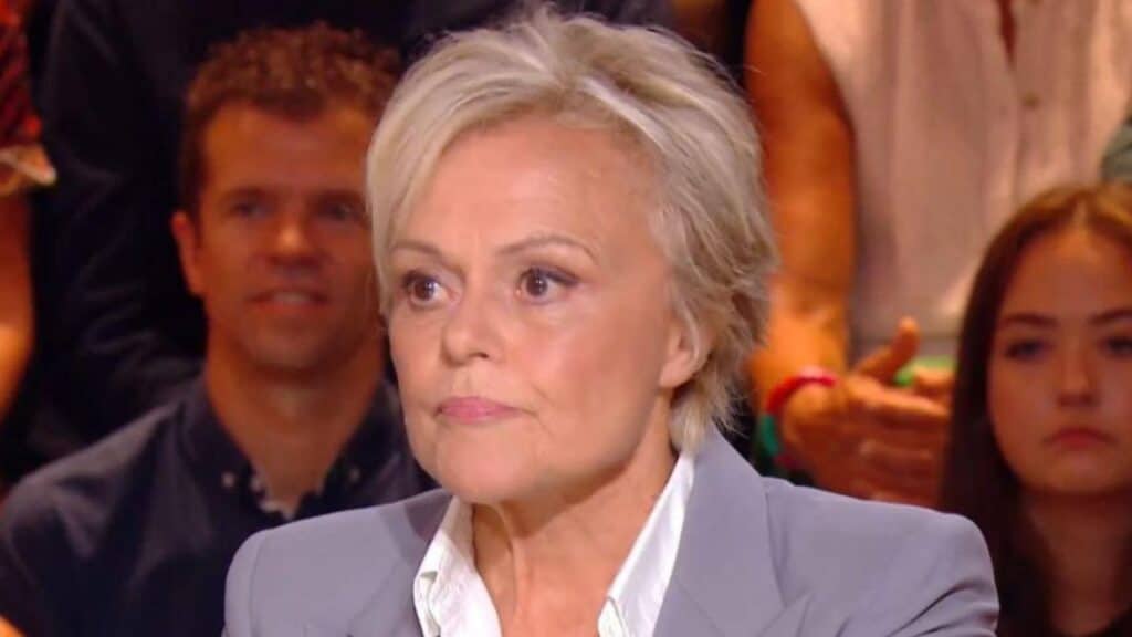 Muriel Robin : l'actrice revient sur son enfance difficile avec sa maman