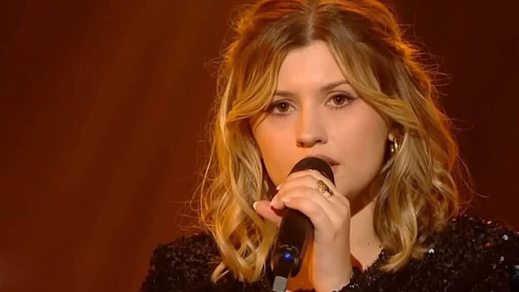 Marine (Star Academy) recadre une fan en plein concert